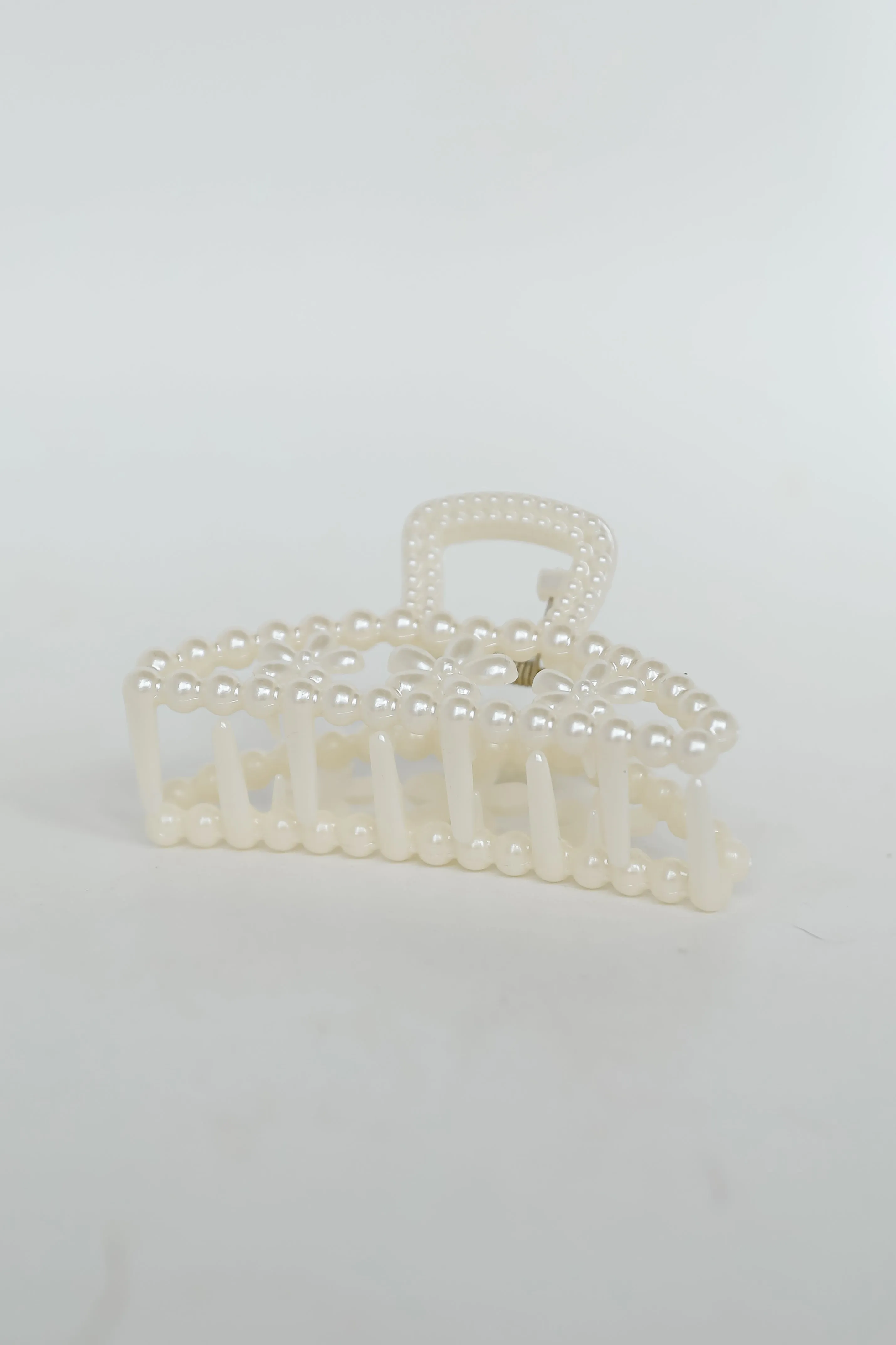 Sweet Touch Ivory Pearl Flower Claw Hair Clip